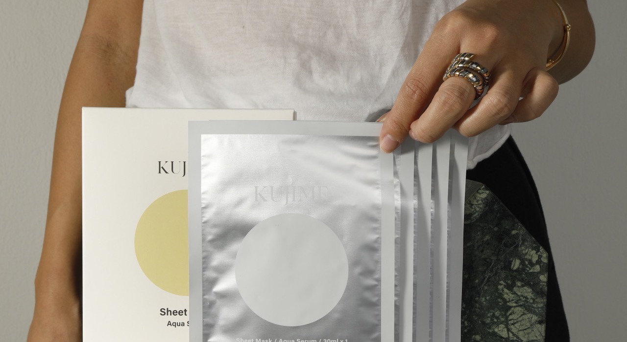 KUJIME シートマスクを手に取る
